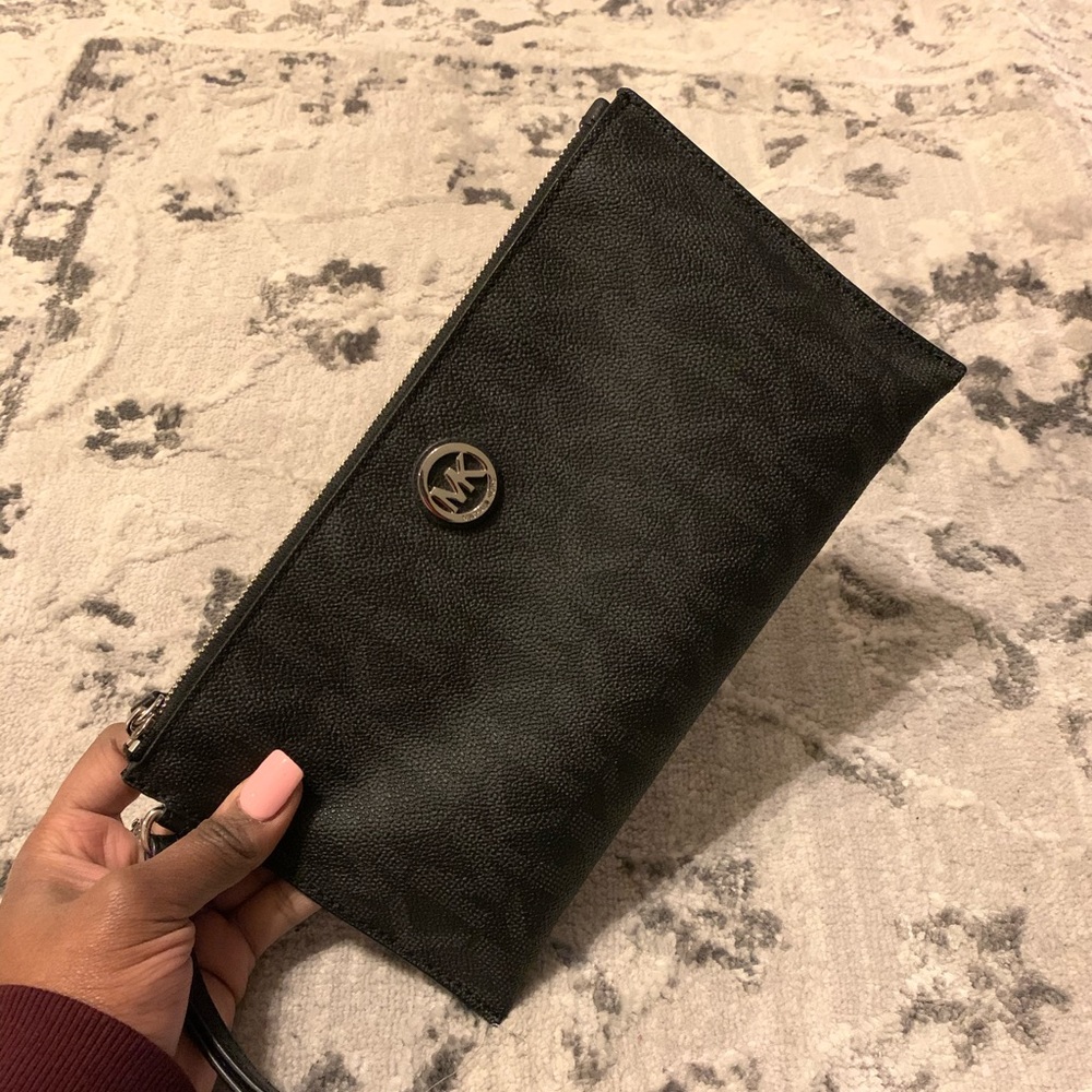 MICHAEL KORS wristlet